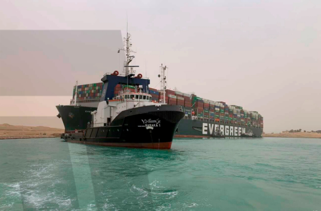أنباء عن اعتدال سفينة إيفير جيفين في مسارها الطبيعي في قناة السويس